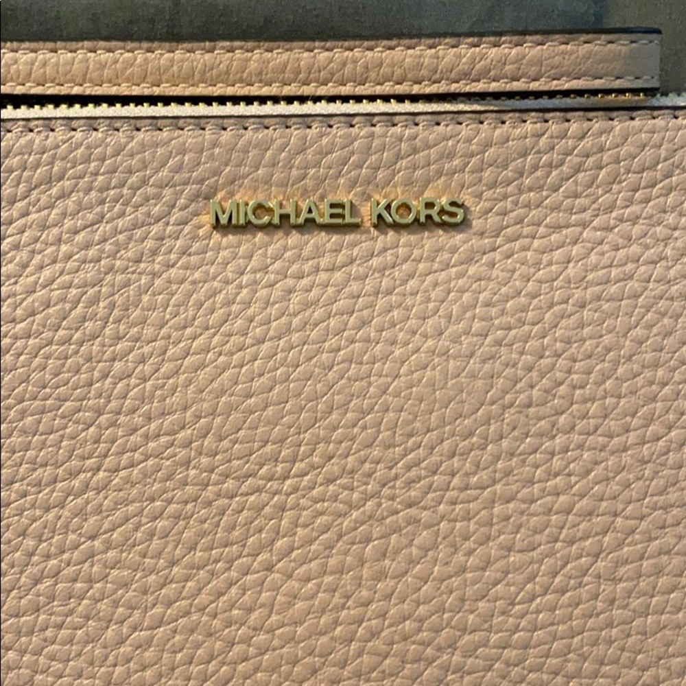 ✨NTW✨ MICHAEL KORS WRISTLET - Picture 2 of 6